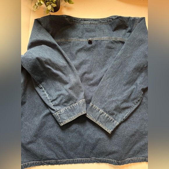 Silhouettes button down jean jacket with pockets. - Picture 6 of 11